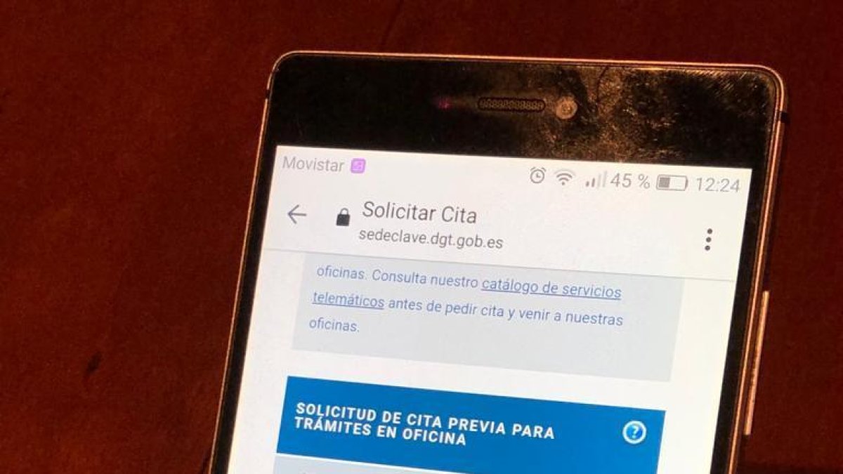 Denuncien les dificultats per aconseguir la cita prèvia per fer tràmits a la DGT