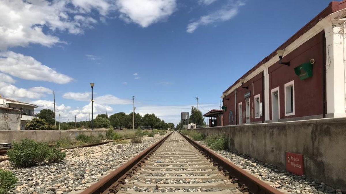 Vandellós reclama el tramvia mentre Mont-roig vol una via verda a les vies