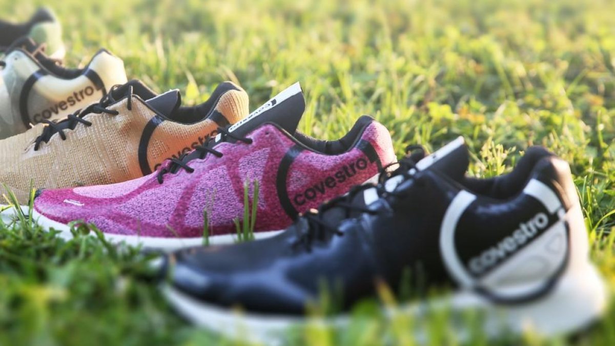 Covestro i Plama-pur creen una escuma per a calçat esportiu fabricada amb CO2