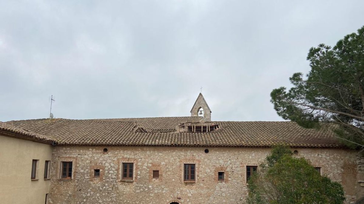 S'esfondra part del sostre d'una de les ales del claustre del Monestir de la Mare de Déu de la Serra