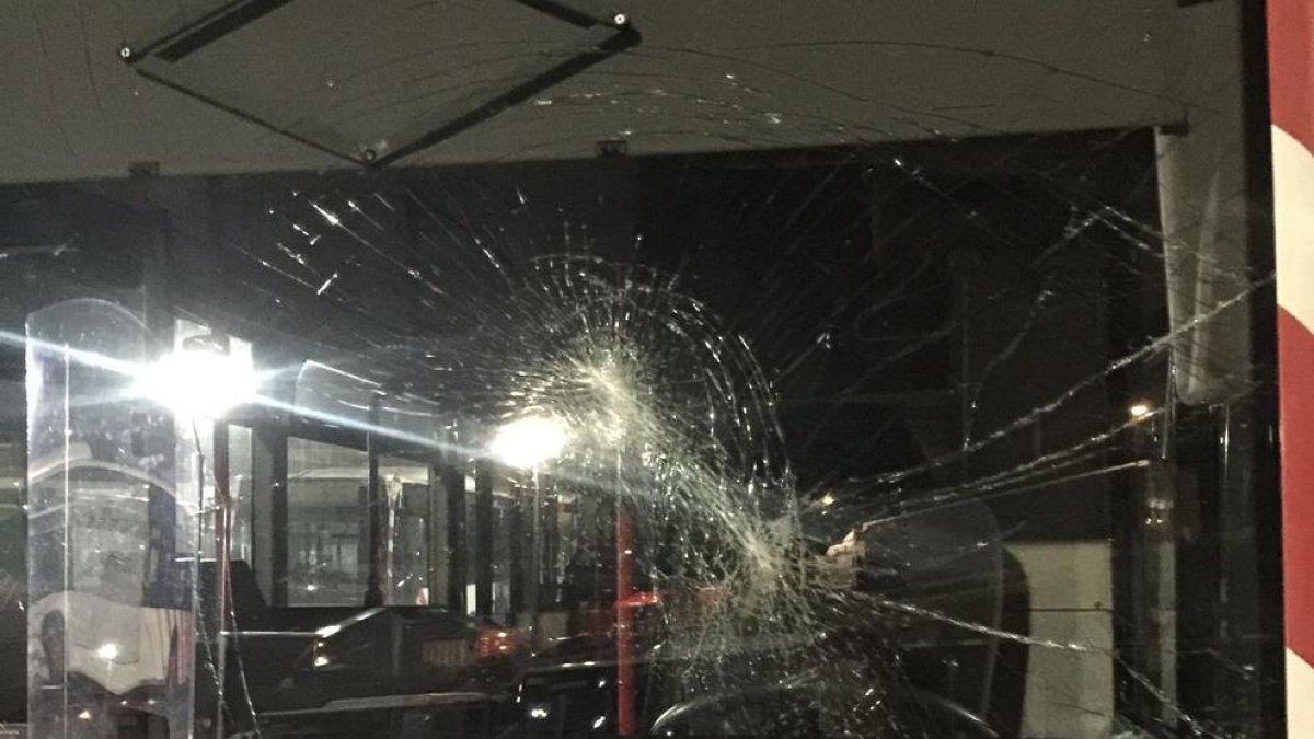 Rompen la luna frontal de un bus de la EMT cuando estaba de servicio en Campclar