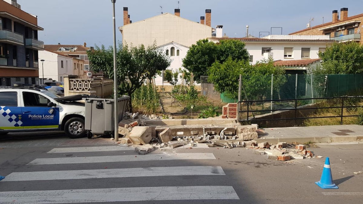 Un coche patrulla de la policía local de la Roca choca contra la casa de los padres de Salvador Illa en medio de una persecución