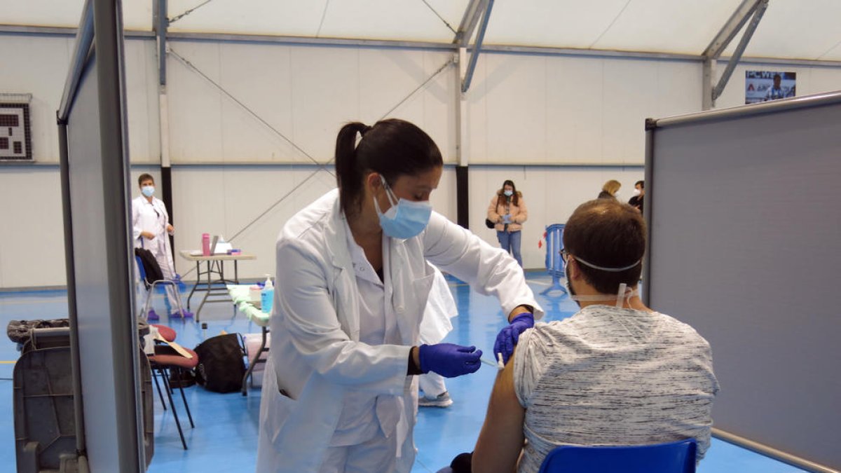 La carpa de la zona deportiva de Cambrils, punto de vacunación covid en el Baix Camp
