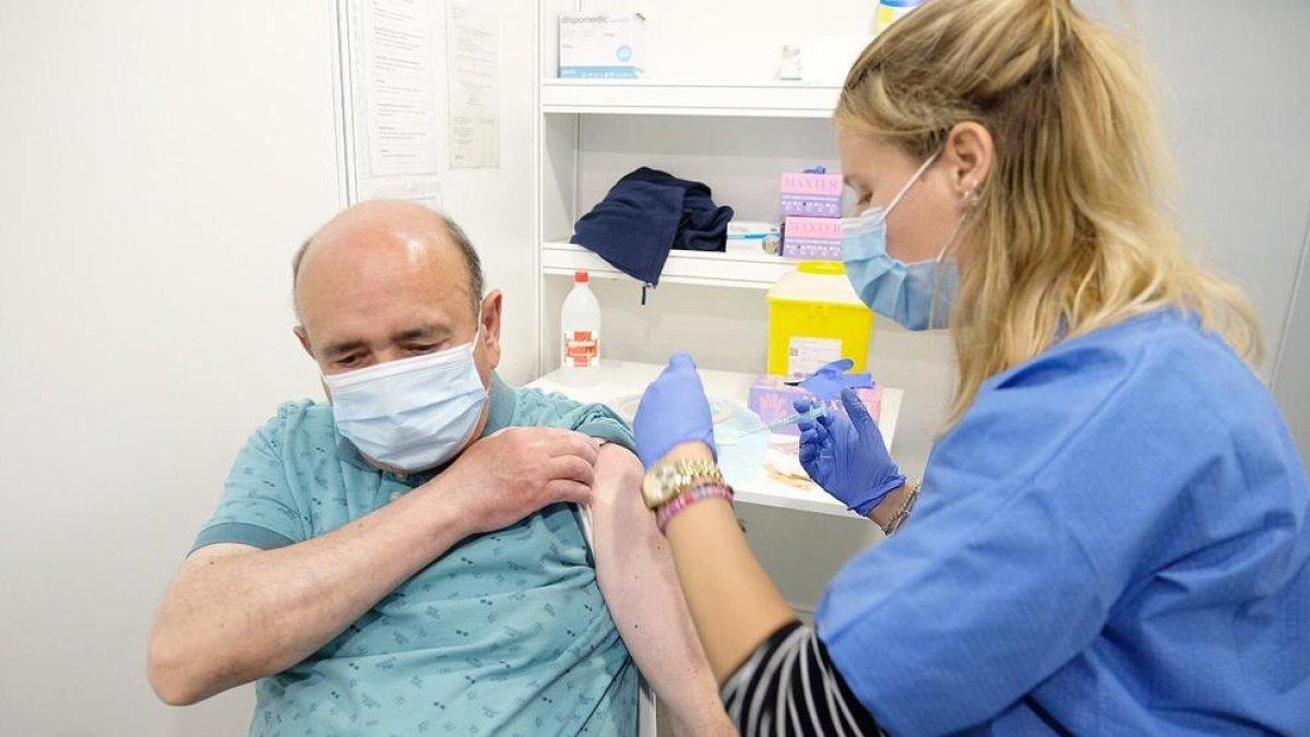 El 10% de la població de més de 16 anys té la pauta completa de vacunació contra la covid-19