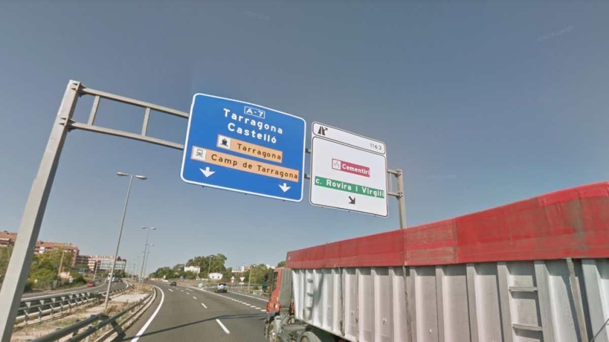 Un accident de trànsit a l'A-7 a Tarragona deixa tres ferits lleus i un de greu