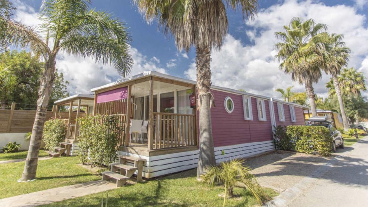 La oposición insta a encontrar una solución negociada con el camping Los Prats