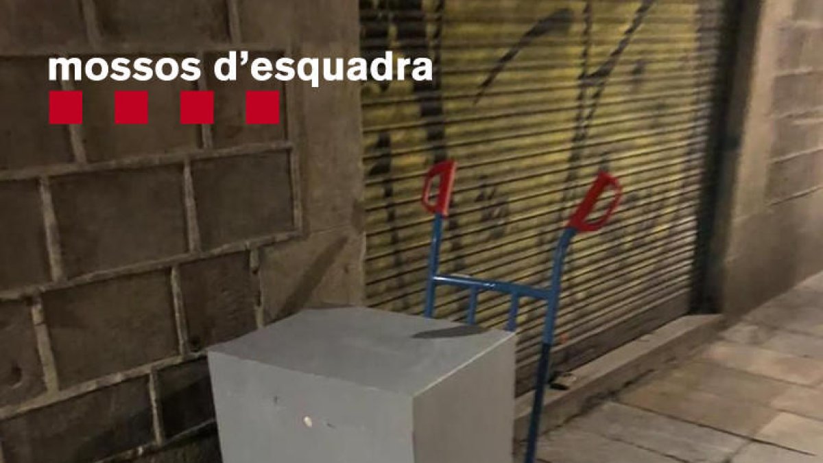 Tres ladrones roban una caja fuerte y al ser pillados por los mossos|mozos la dejan en medio de la calle