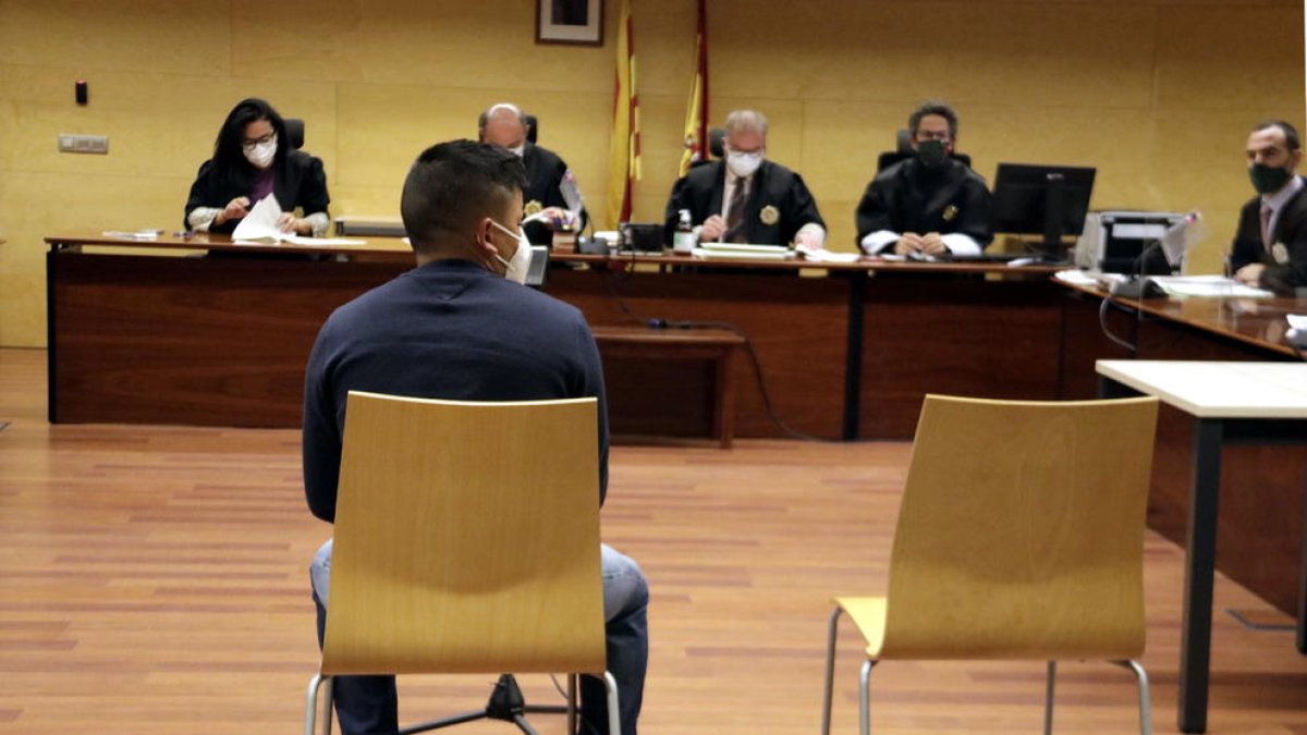 Juzgan al acusado de violar a una compañera de trabajo y agredir sexualmente a una menor