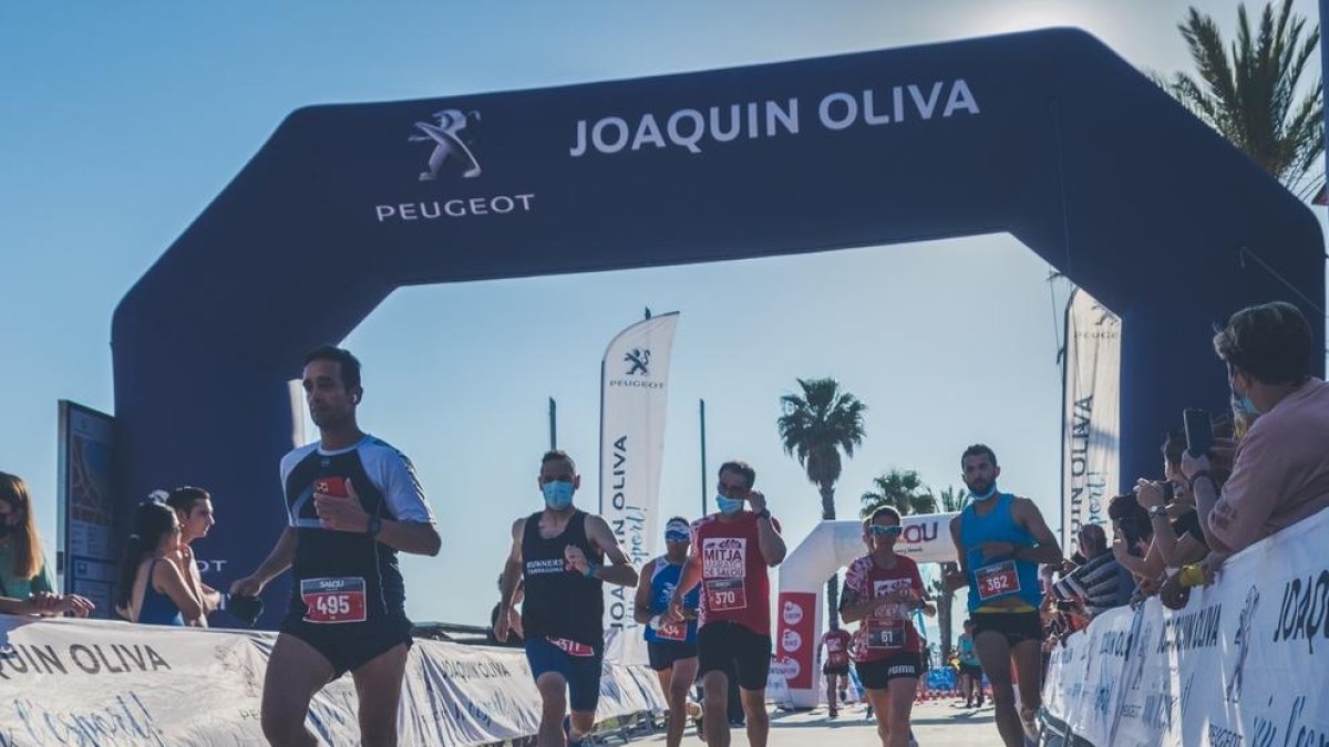 Paula Hritiuc i Clara Fontgivell guanyen la Mitja de Salou