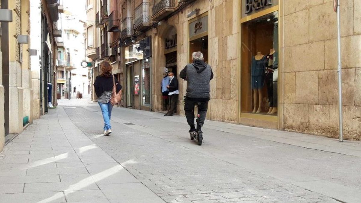 Los patinetes y bicis eléctricas sólo pueden circular en Tortosa por los carriles bici o la calzada