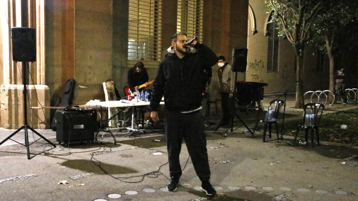 Pablo Hasél hace una de las últimas intervenciones en público antes de su posible encarcelamiento