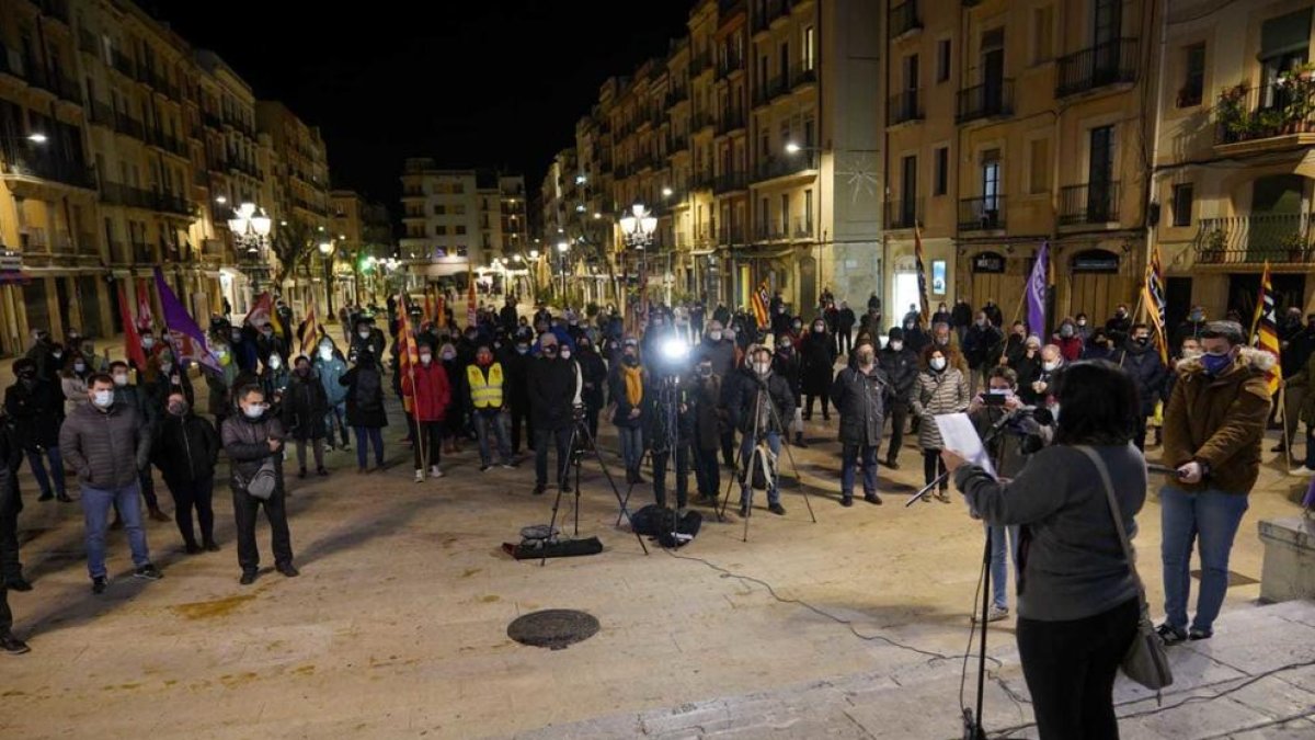 Las federaciones de vecinos de Tarragona, sindicatos y ecologistas reclaman más seguridad a la petroquímica
