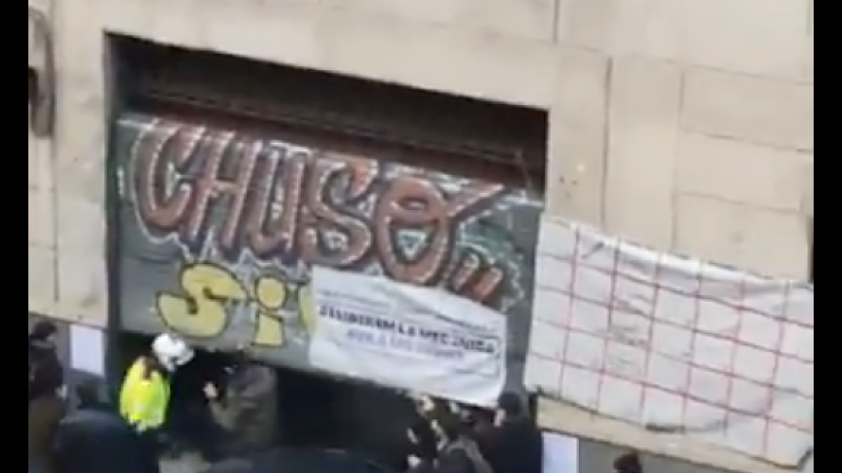 Li ocupen un local i decideix encastar el seu cotxe contra l'edifici