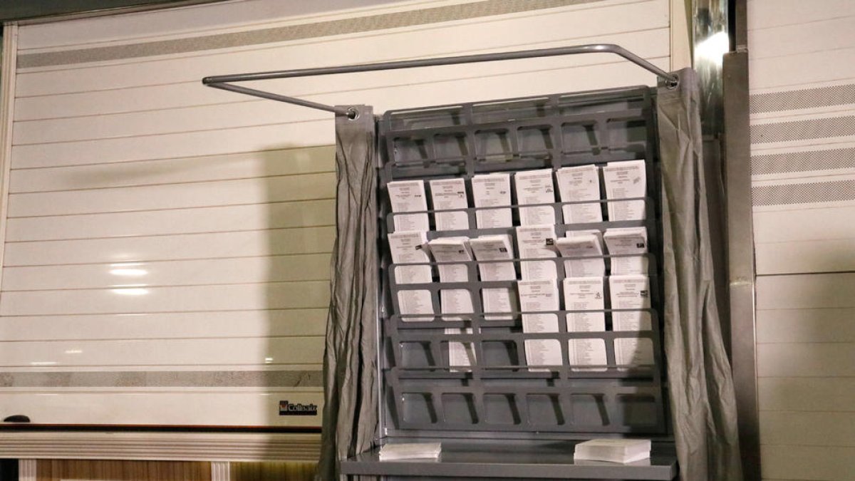 elecciones, 14-F, votación, papeletas, cabina, sobras, urna, voto, votantes