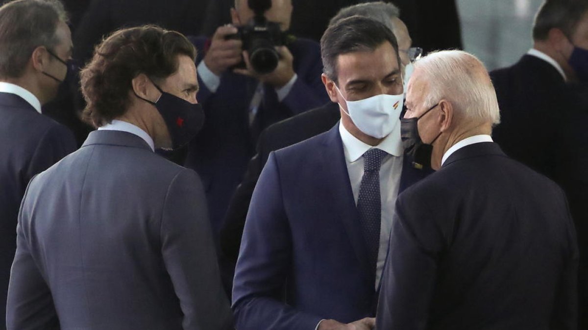 El primer encuentro entre Sánchez y Biden dura menos de un minuto: una breve conversación de camino a la reunión de la OTAN