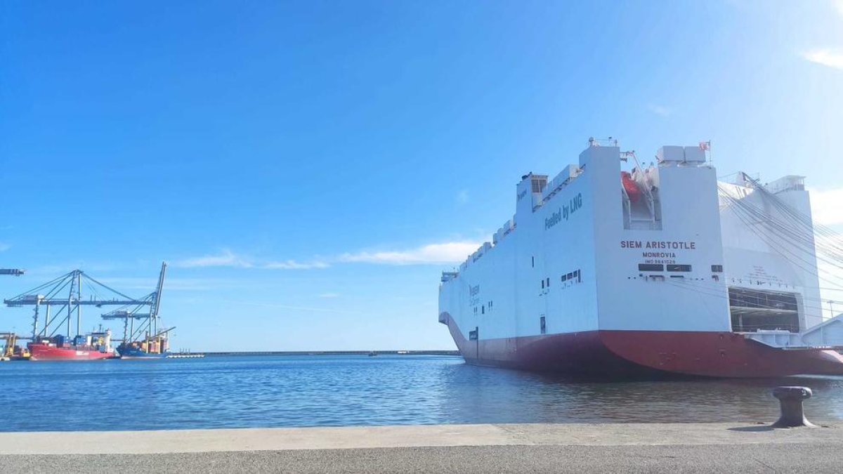Atraca per primera vegada al port de Tarragona un vaixell propulsat per gas natural liquat
