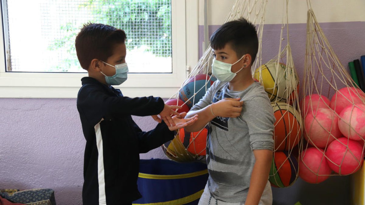 Suben a 769 los grupos escolares confinados, 25 más respecto del miércoles