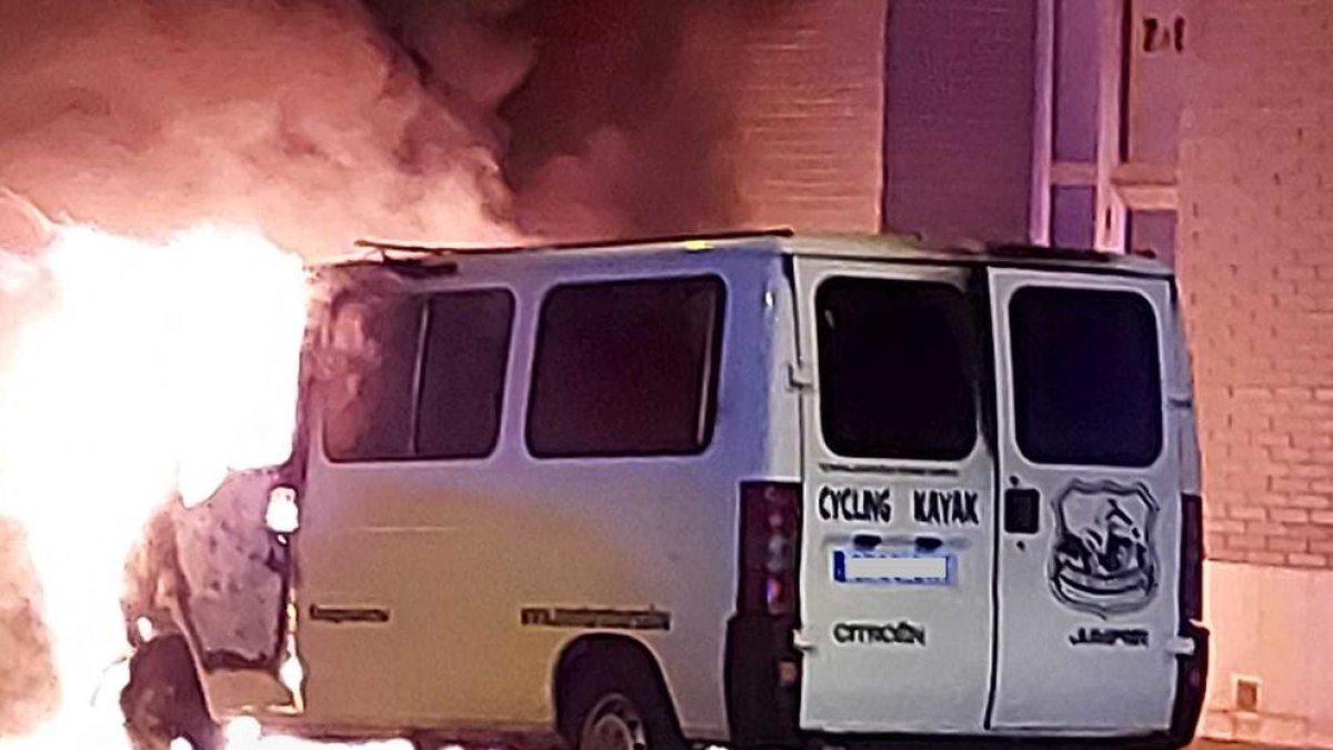 Crema una furgoneta durant la matinada a Reus