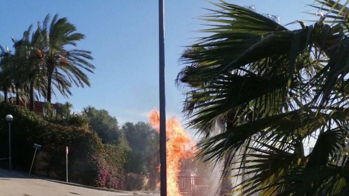 La rotura de una cañería en el Catllar provoca un escape de gas con llama