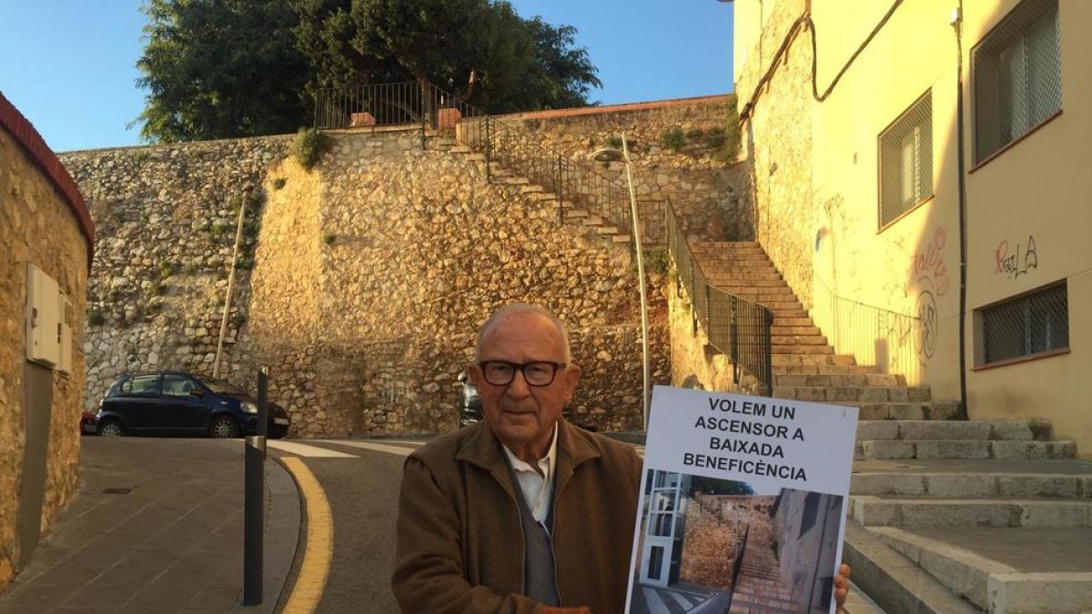 Vecinos de la zona Ciudad Jardín de Tarragona recogen firmas para pedir la construcción de un ascensor