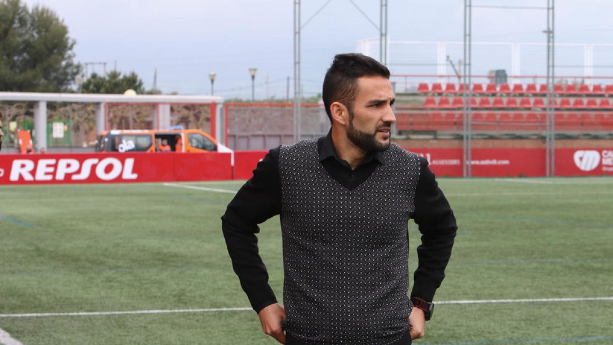Dani Vidal, en el banquillo del Estadi Municipal de la Pobla de Mafumet.