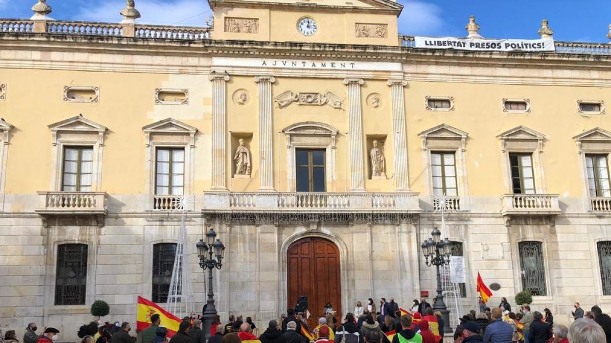 VOX defiende la Constitución española en la plaça de la Font
