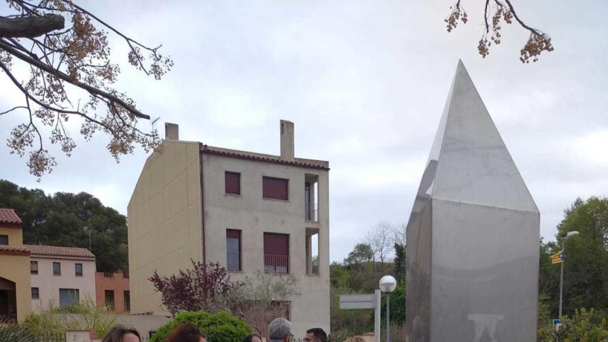 Aiguamúrcia trasllada el monòlit aparegut a Santes Creus a l'entrada del nucli