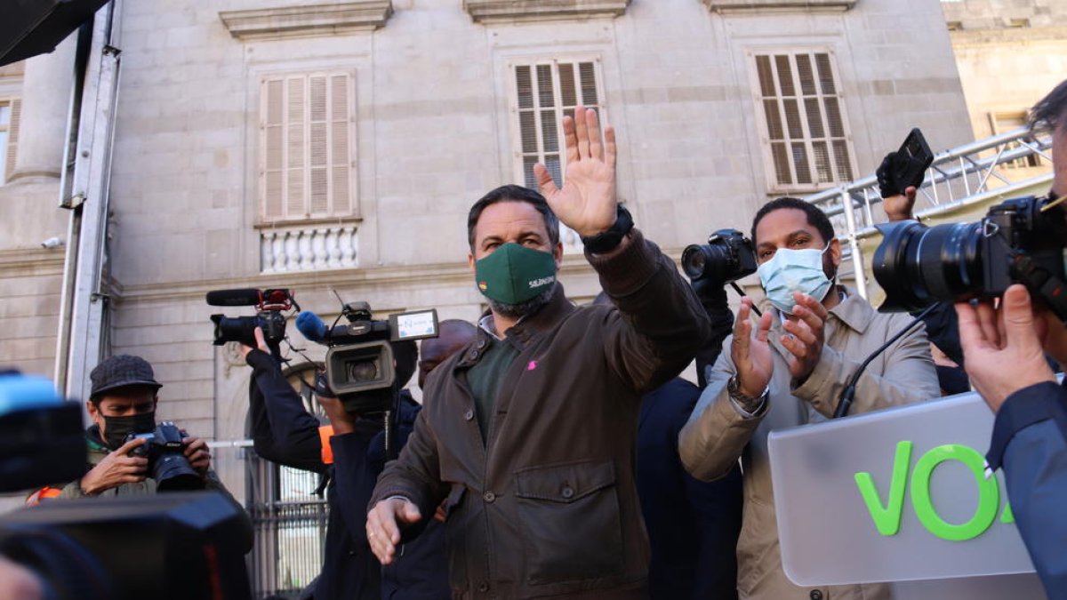 Abascal avisa de que el «golpe de Estado sigue activo» en Cataluña en un acto con presencia neonazi