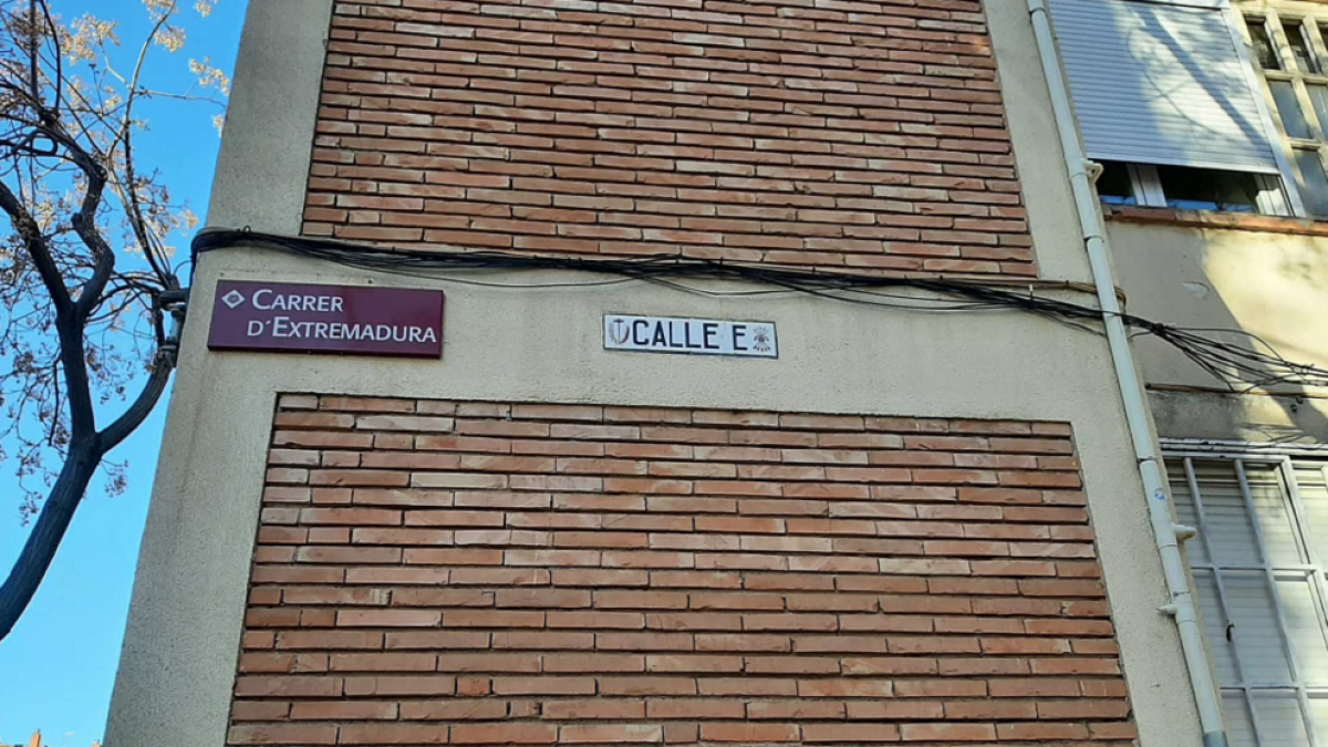 L'Ajuntament de Reus retira plaques amb símbols franquistes de l'espai públic