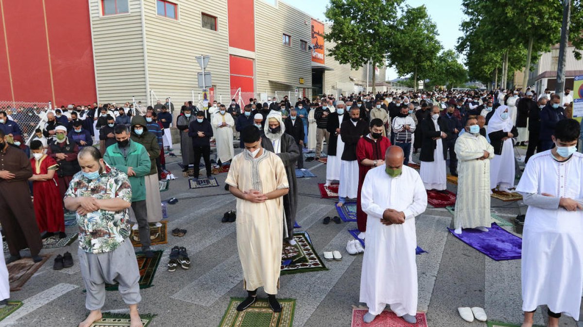 Catifes individuals i més espai al carrer per l'oració de la fi del Ramadà