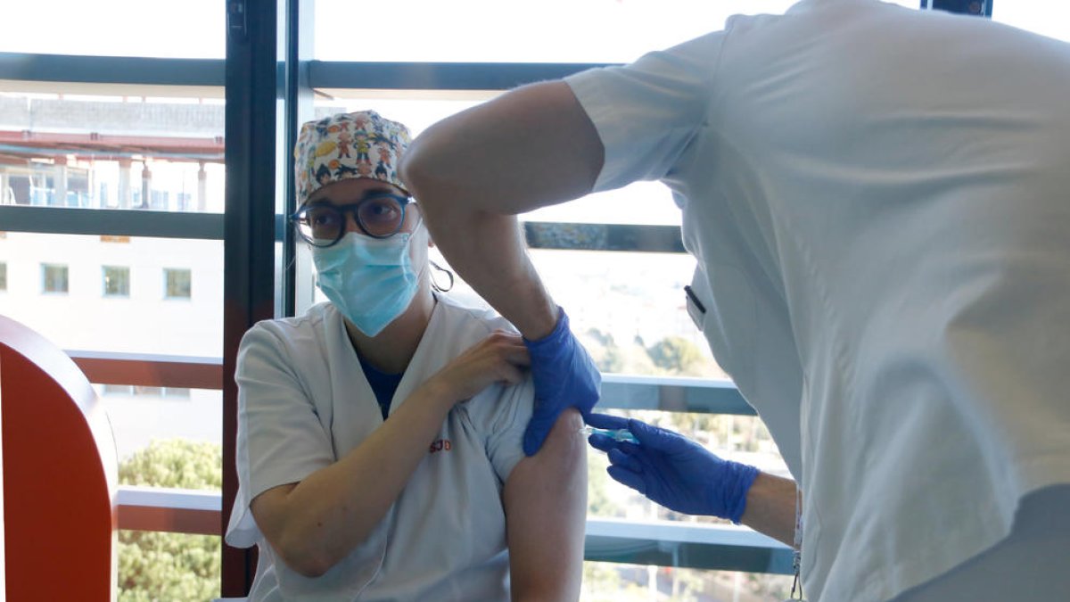 250 profesionales del Hospital de Sant Joan de Déu de Barcelona reciben la primera dosis de la vacuna de Moderna