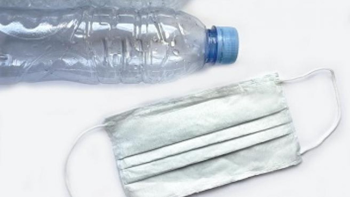 Així és la mascareta feta a partir d'ampolles i bosses de plàstic