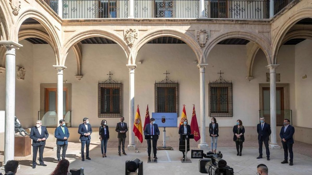 El presidente del Gobierno regional de Murcia, Fernando López Miras (*6i) ha anunciado a primera hora de esta tarde, en el Palau de Sant Esteban, la incorporación en el Consejo de Gobierno de Valle Miguélez (*4d) como consejera|consellera de Empresa, Industria y Cargo de portavoz, a Francisco Álvarez (y) como consejero|conseller de Empleo|Ocupación, Investigación|Búsqueda y Universidades, y a Antonio Sánchez Lorente (d), como consejero|conseller de Transparencia, Participación y Administración Pública.