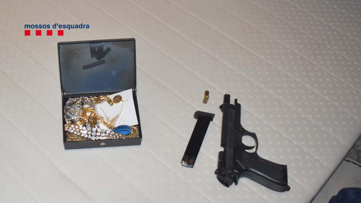 Dos detinguts per entrar en un pis, lligar i amenaçar amb una pistola a la propietària i robar joies i diners en efectiu