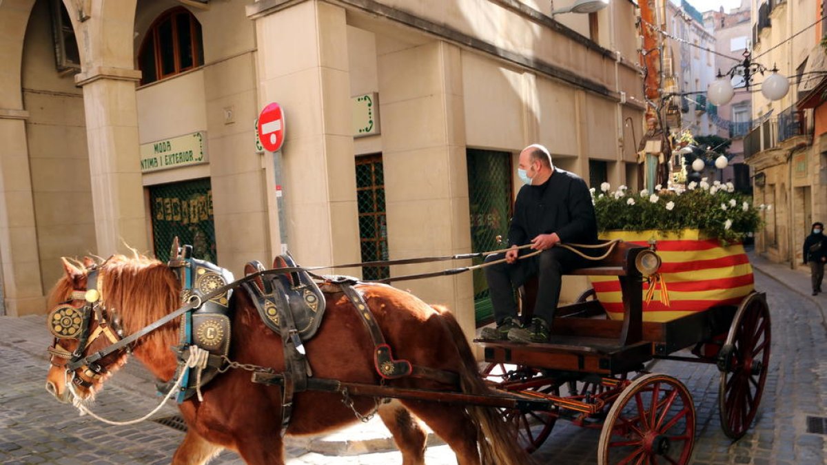 Els Tres Tombs de Valls s'adapten a la pandèmia amb una passejada simbòlica del carro de Sant Antoni
