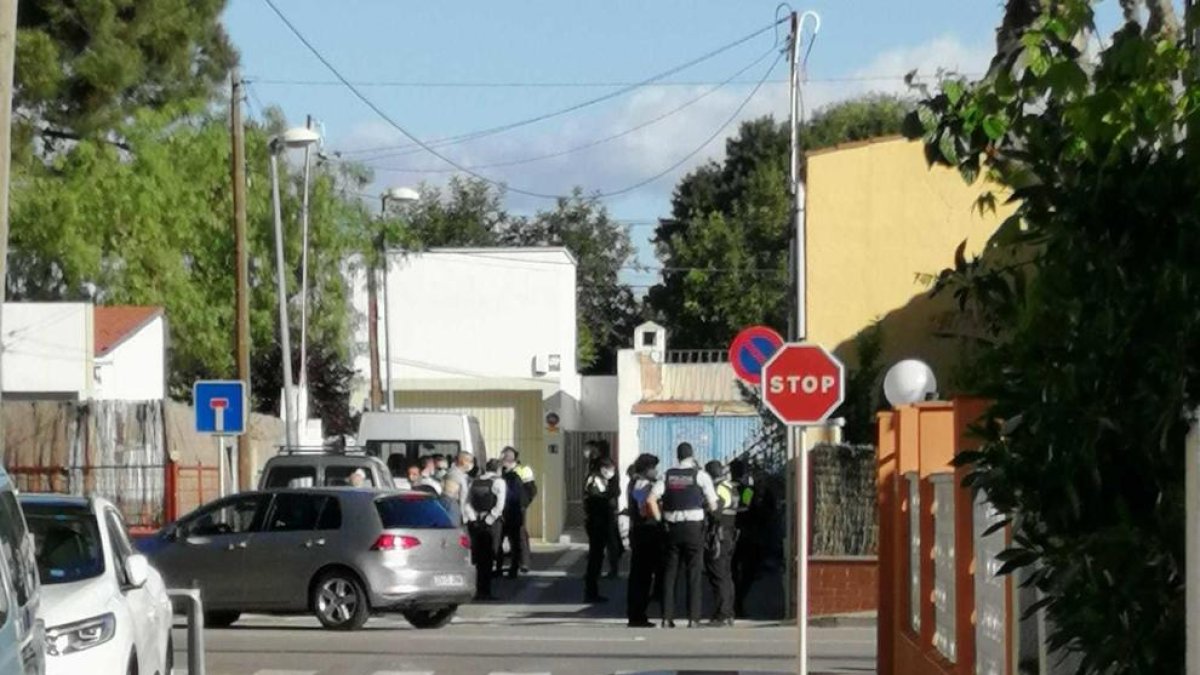 Operativo contra el fraude eléctrico en un bloque ocupado en Cambrils