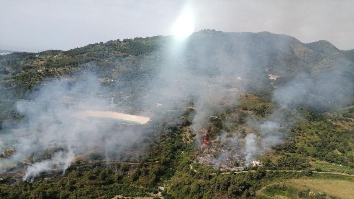 Tretze dotacions de Bombers treballen en un incendi de vegetació a la Selva del Camp