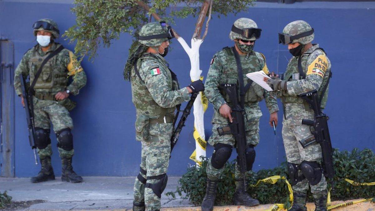 Encuentran 18 bolsas|bolsos con presuntos restos humanas en el oeste de México