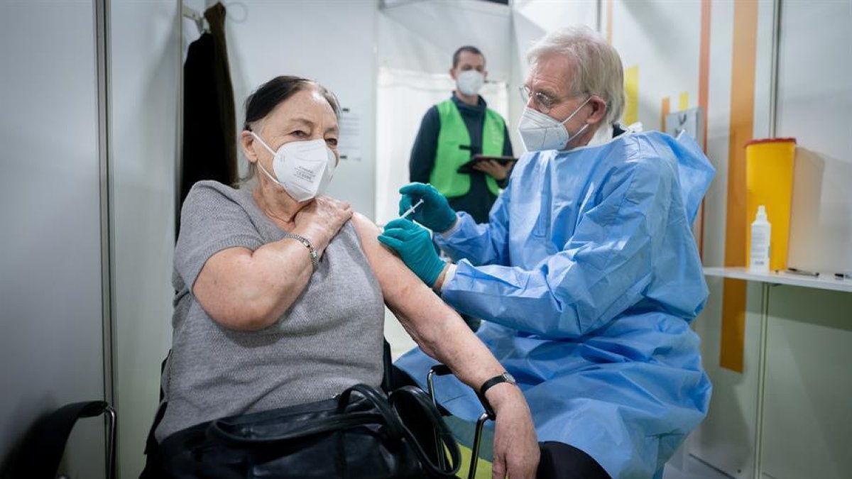 Cae por cuarto día la cifra de contagiados y muertos por covid-19 en Alemania