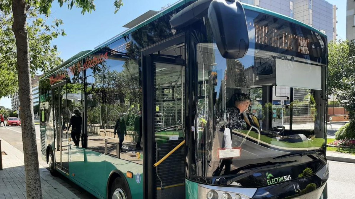 Conductors de Reus Transport fan proves de conducció d'un bus 100% elèctric en circuit urbà