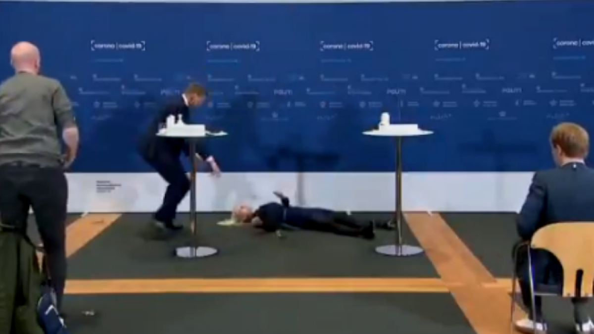 La directora de la Agencia del Medicamento de Dinamarca se desmaya en plena rueda de prensa