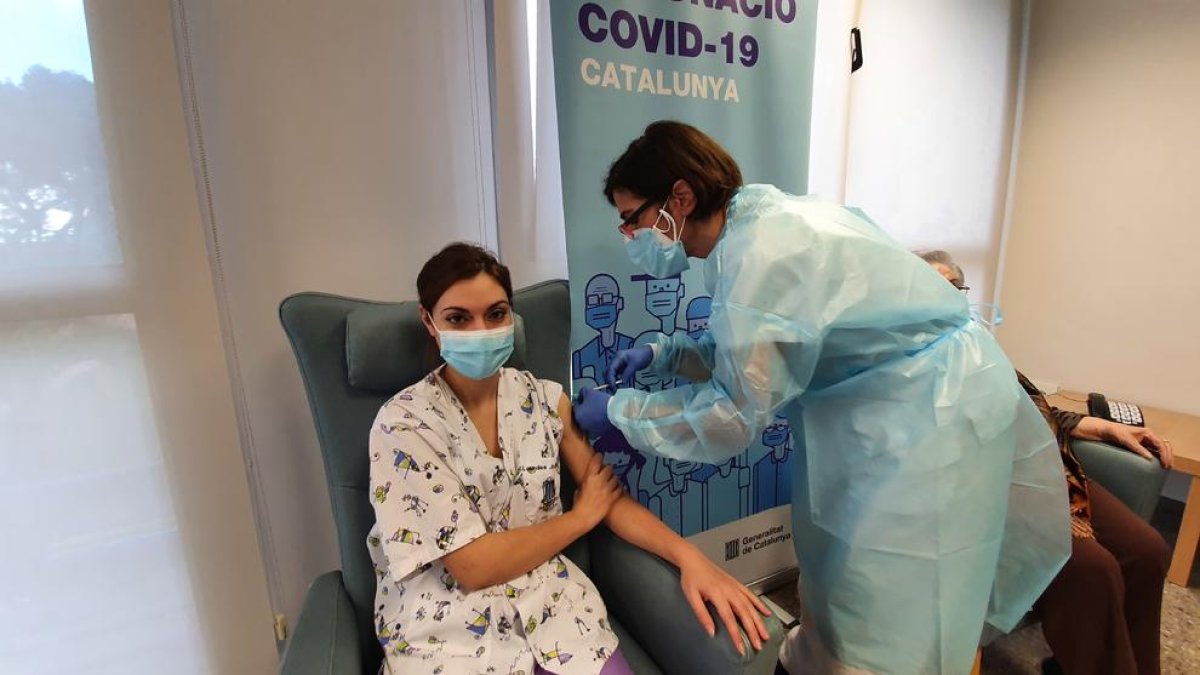 Se administra la segunda dosis de la vacuna en la residencia Virgen de la Mercè de Tarragona