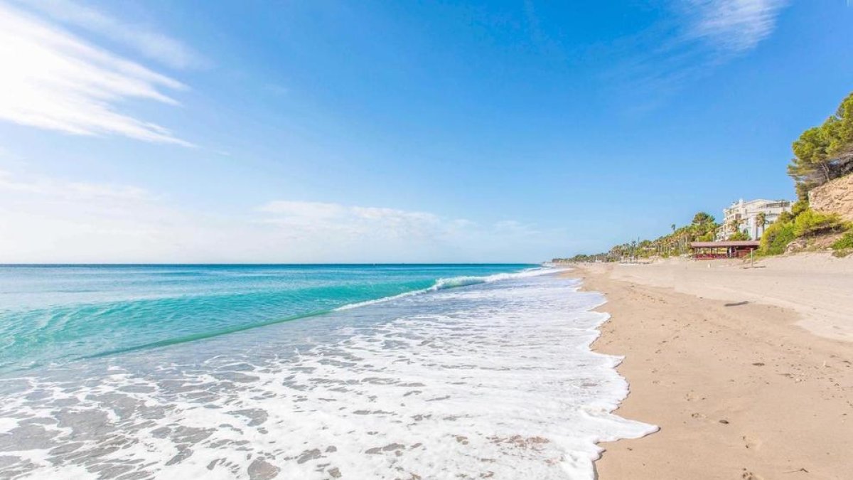 El Ayuntamiento de Mont-roig licita la explotación de 16 instalaciones en sus playas