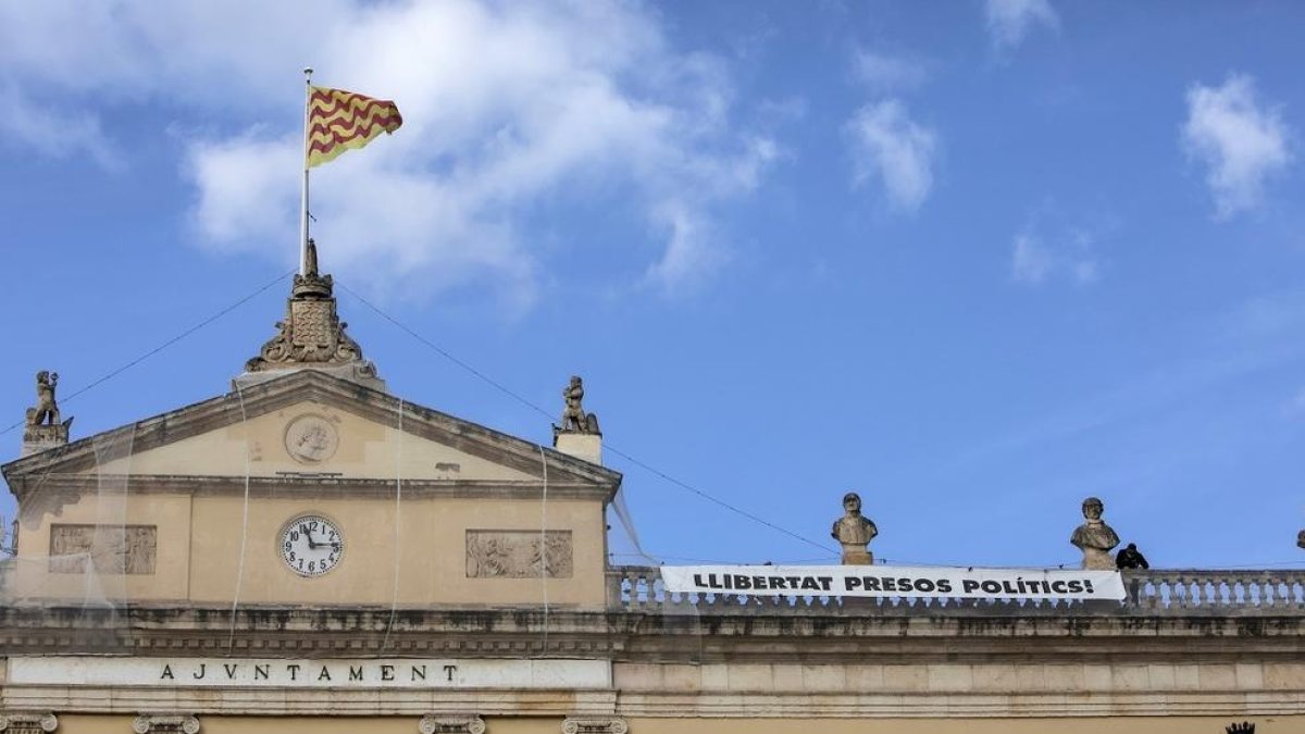 El Ayuntamiento de Tarragona vuelve a colgar la pancarta de los presos políticos