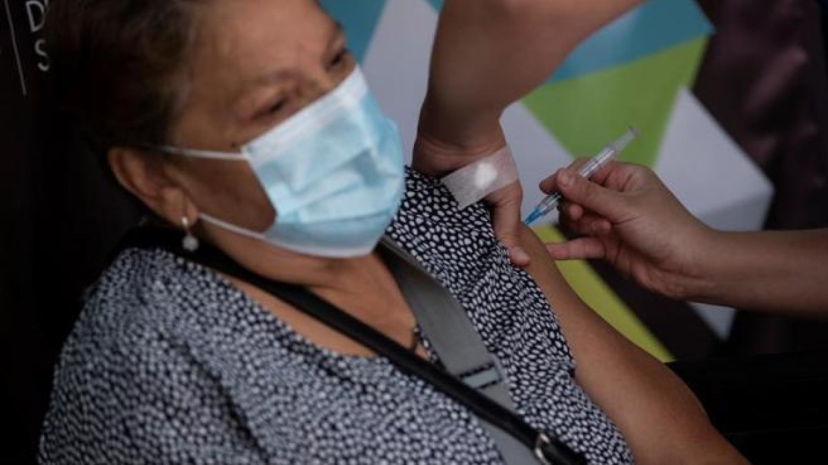 Por qué Chile es uno de los países con mayor tasa de vacunación y los contagios siguen disparados