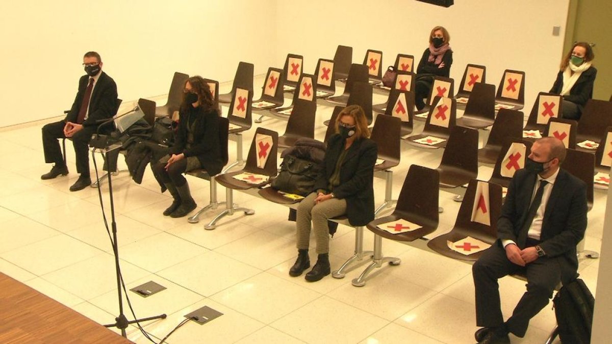 El juez absuelve en los miembros de la Sindicatura Electoral del 1-O