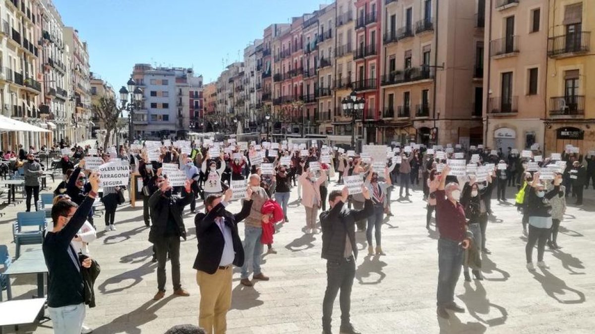 Més d'un centenar de persones es manifesten a Tarragona per reclamar més seguretat a la ciutat