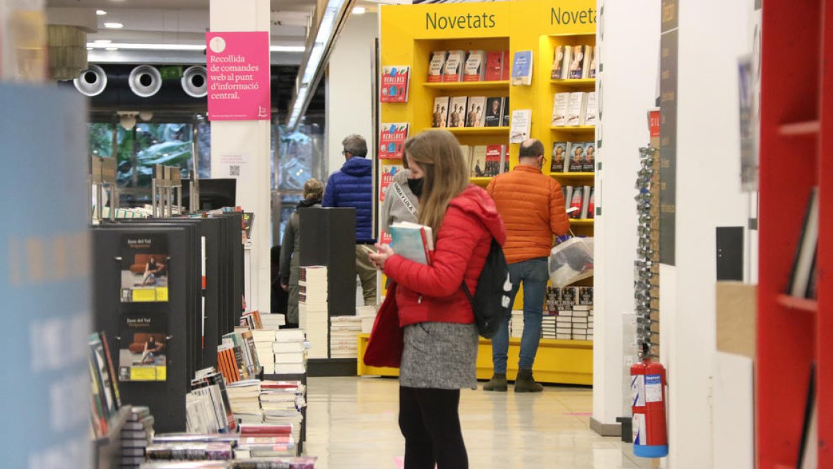 Las librerías vuelven a levantar la persiana en sábado después de un mes de cierre