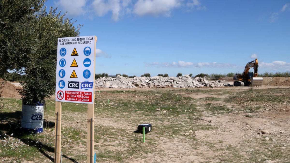 Cerca de un centenar de personas rechazan la masificación eólica de la Terra Alta con un acto cultural en Vilalba dels Arcs