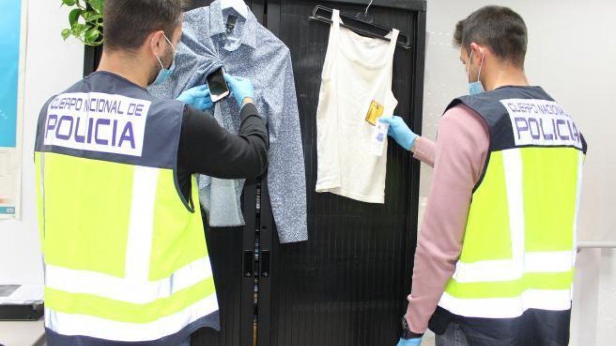 Detienen a dos personas por ocultar un teléfono y un pinganillo dentro de la ropa en un examen teórico de conducir